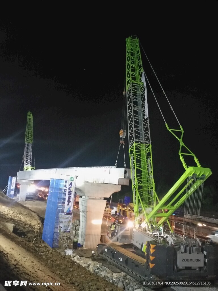 夜间工地起重机作业场景