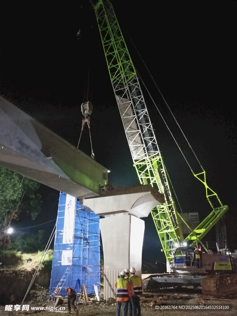 夜间桥梁施工现场起重机