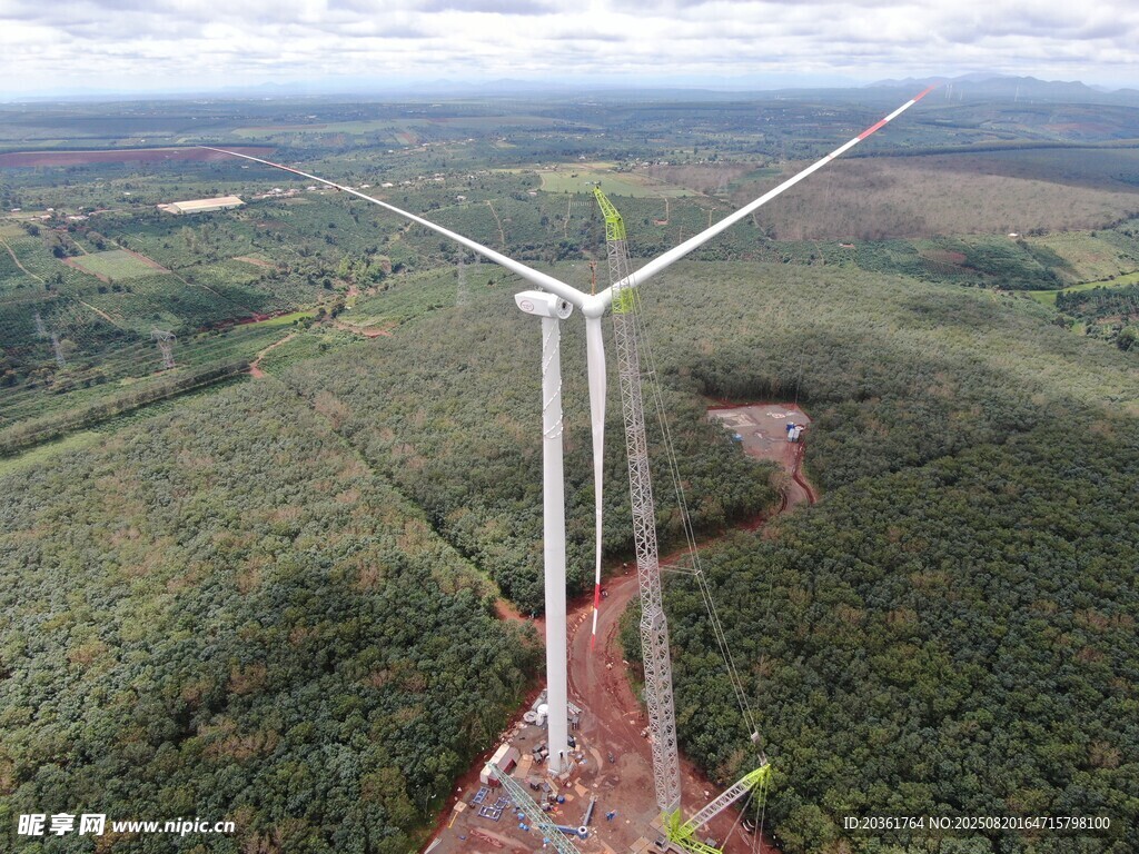 空中俯瞰山地风力发电机组