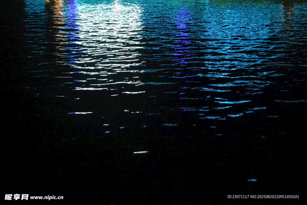 波光粼粼的水面夜景