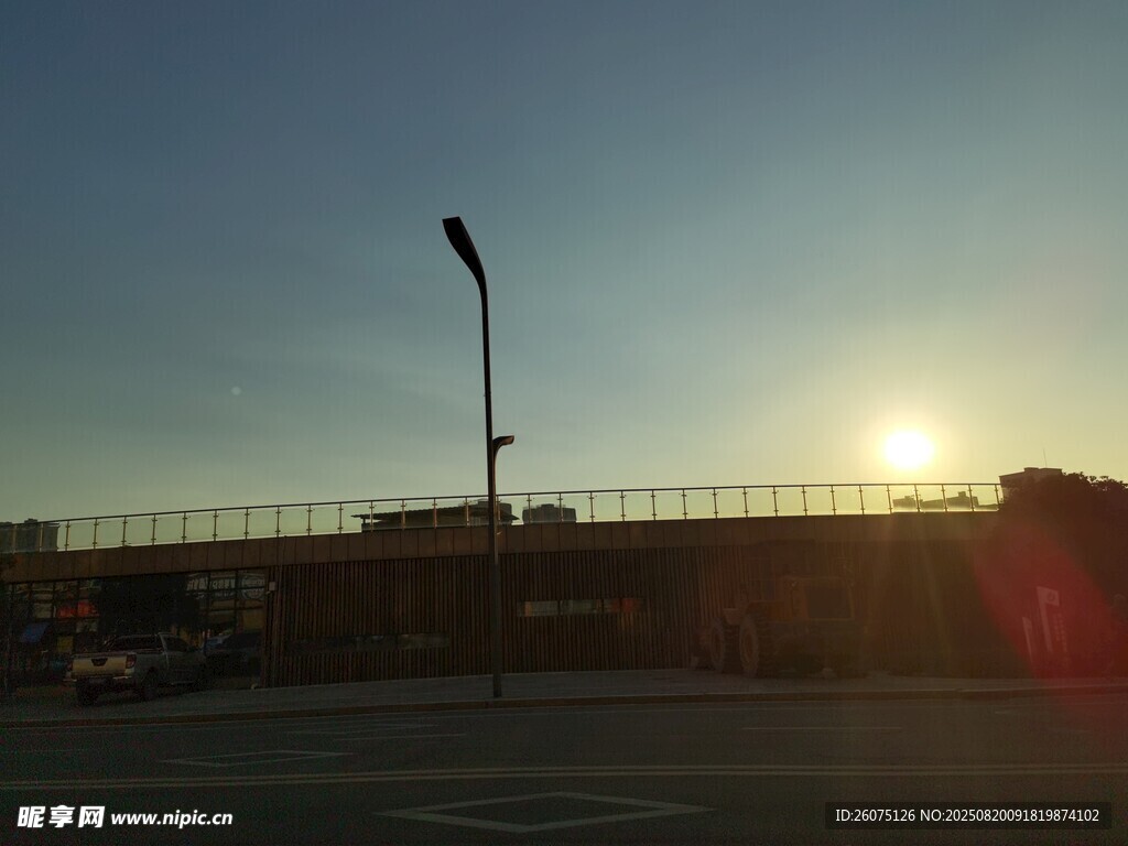 夕阳下的公路与低矮建筑