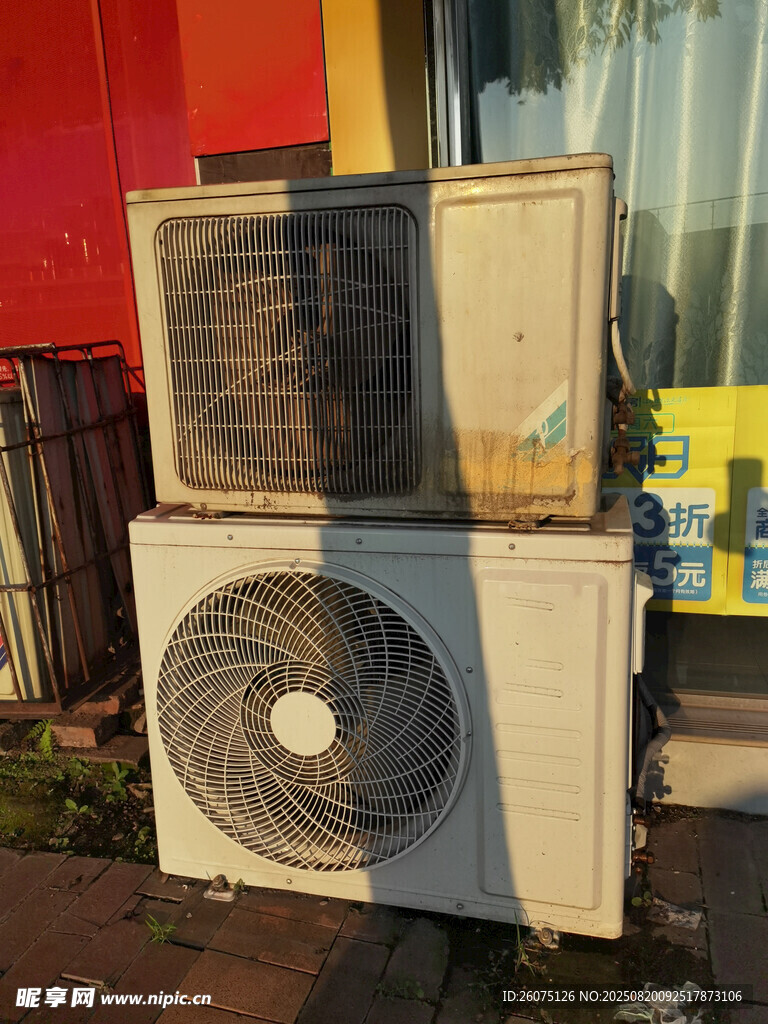 室外堆叠的两台旧空调机