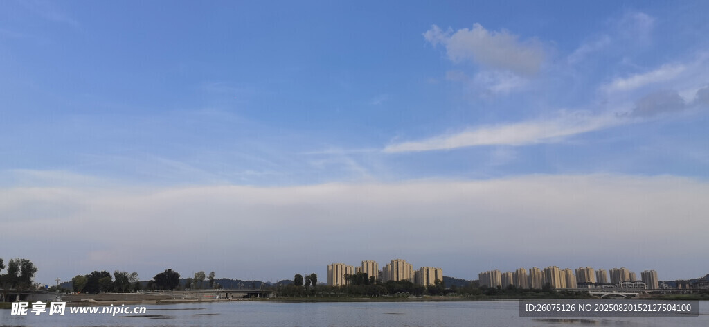 湖畔城市天际线美景