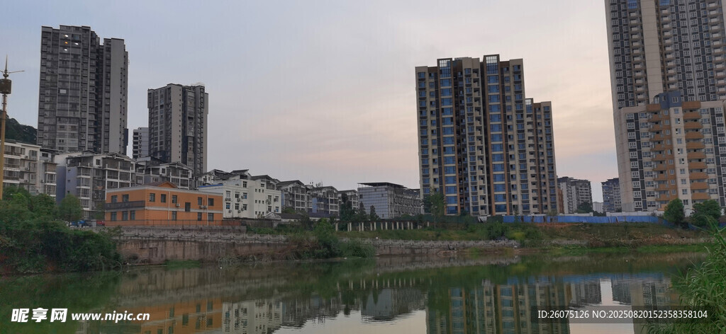 河畔高楼与水面倒影景观