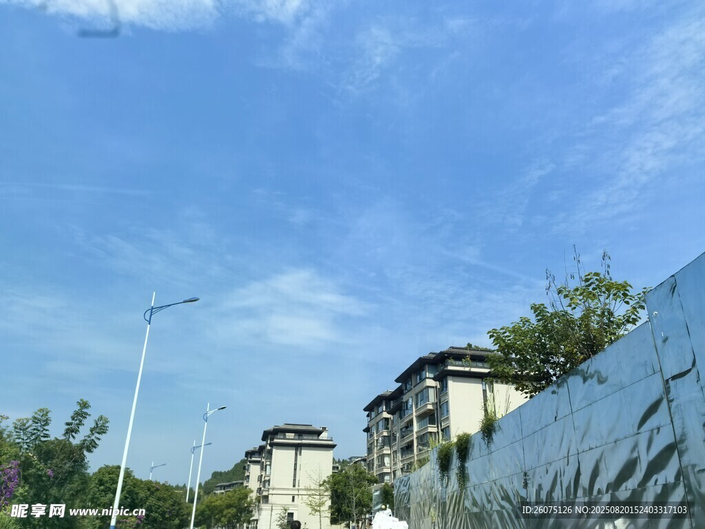 城市建筑旁的蓝天景象