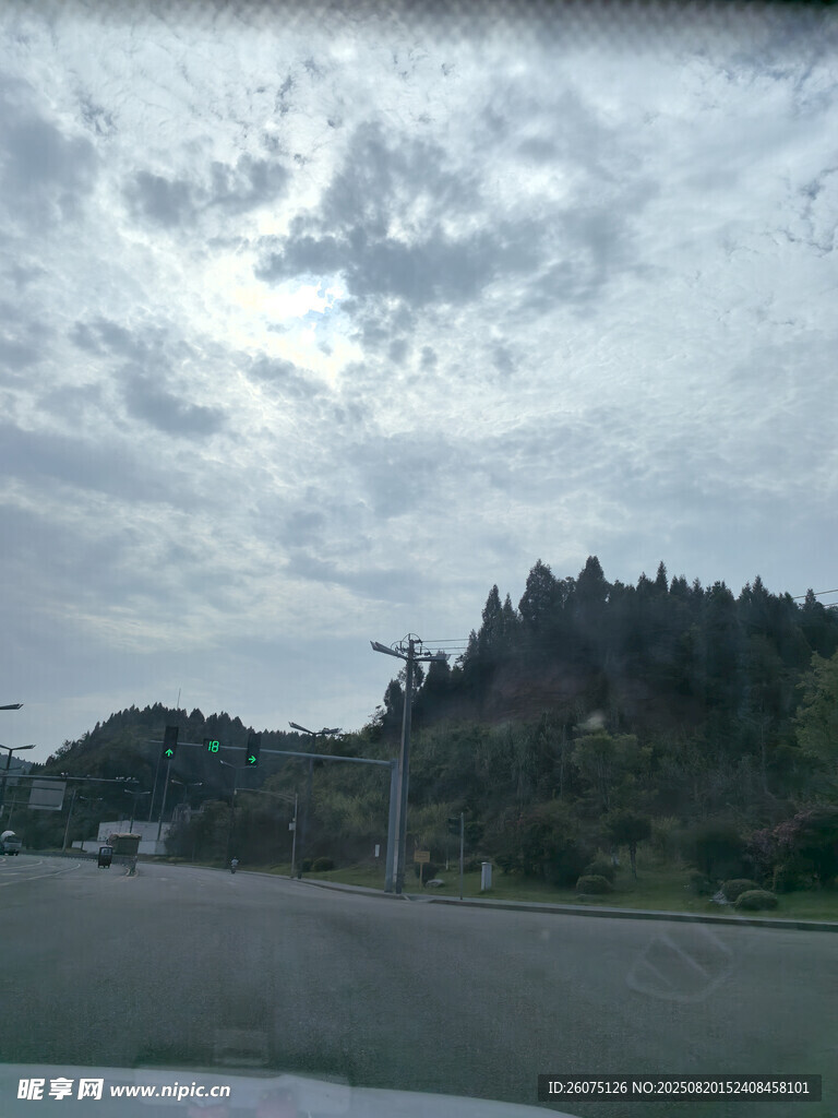 灰色调的山林与天空