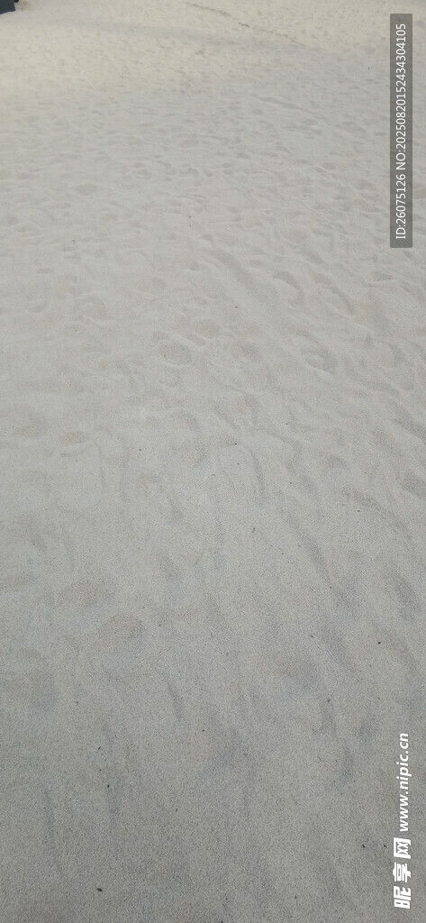 细腻沙滩纹理与脚印特写
