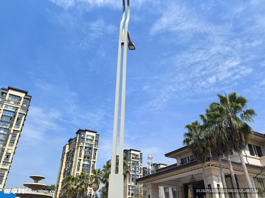 城市中的高耸旗杆与建筑