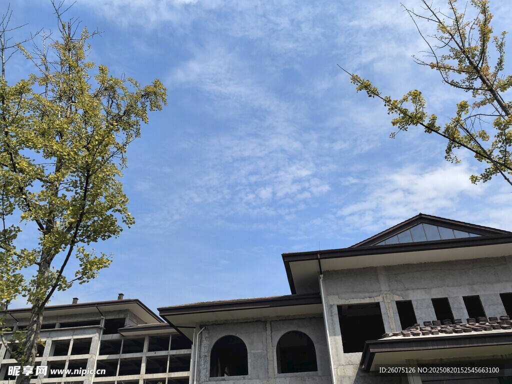 中式风格建筑与蓝天白云