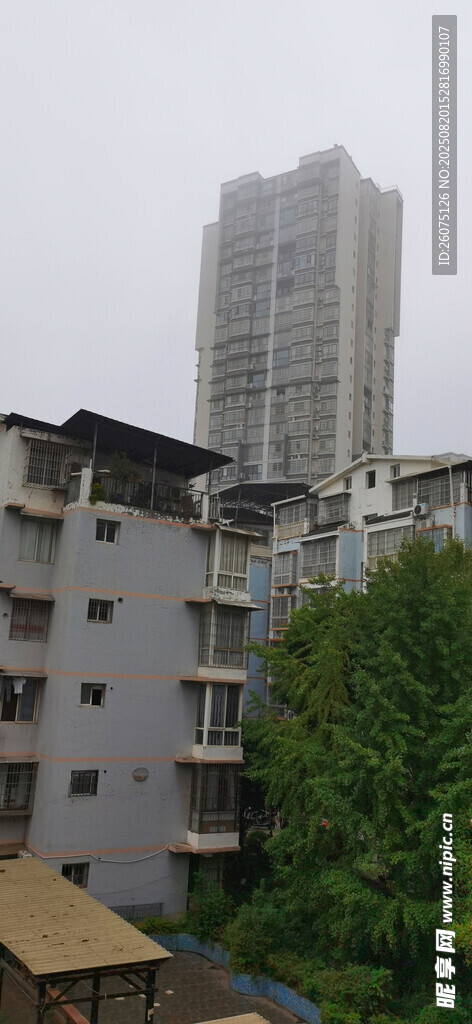 大雾天气中的高楼与低层建筑