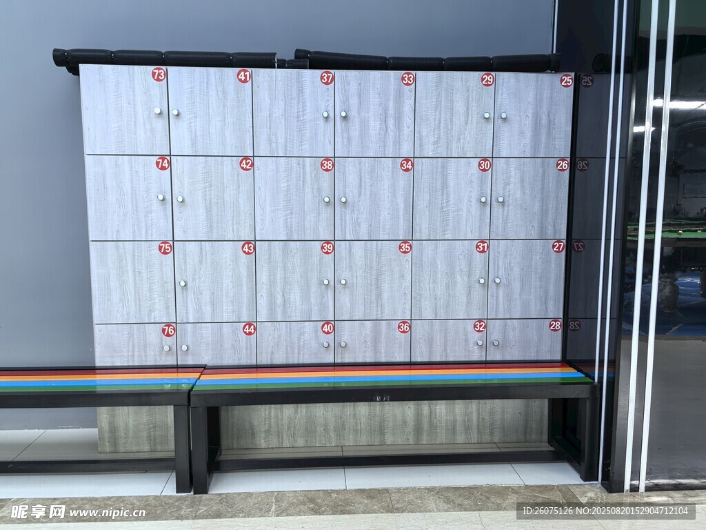 城市公共场所排列整齐的储物柜