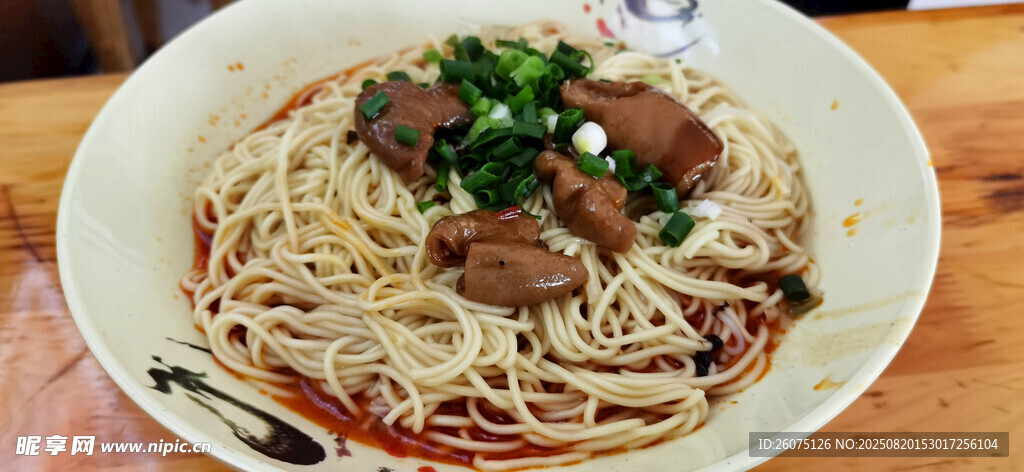 美味肥肠面诱人好滋味