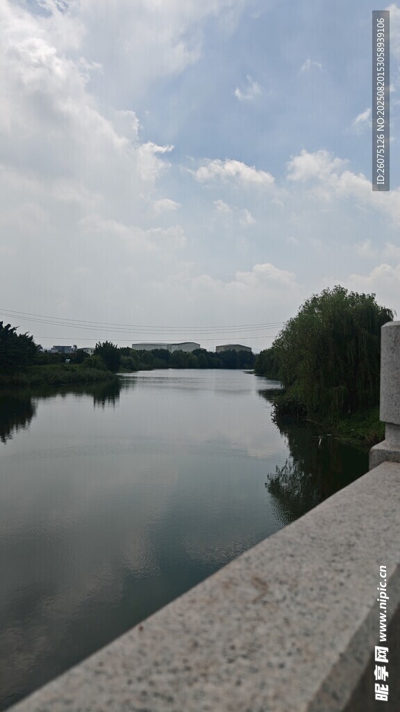 灰色调宁静湖畔风光