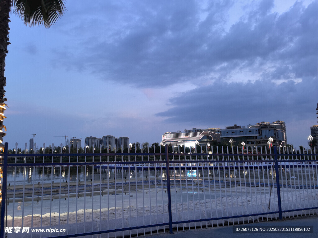 黄昏下的水边休闲场景
