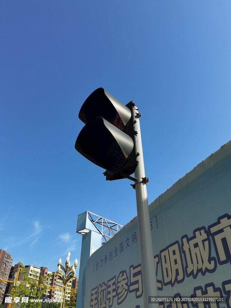 城市交通信号灯与标识牌