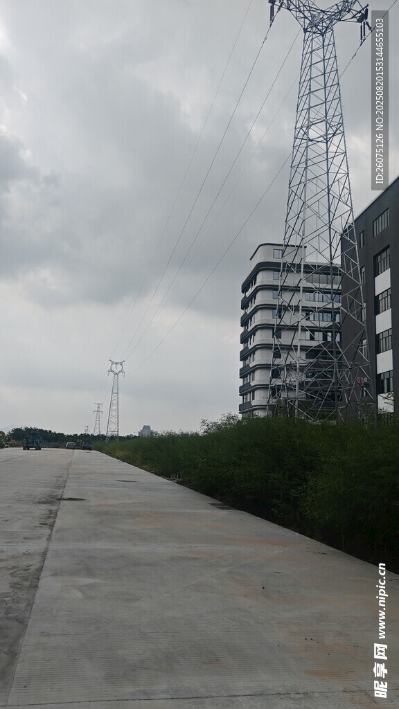灰色调道路与旁边的输电塔建筑