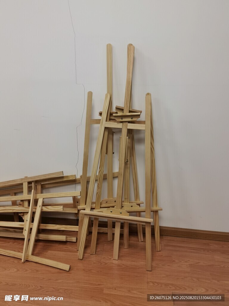 堆叠的木制画架