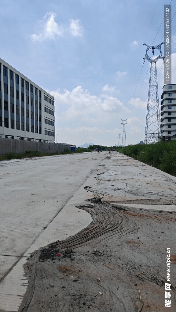空旷厂区与新建道路场景