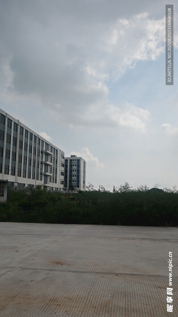 空旷场地旁的现代建筑