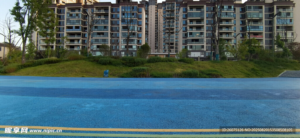 公园步道与周边高层住宅景观
