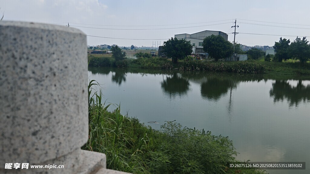 湖畔石景静谧水乡风光