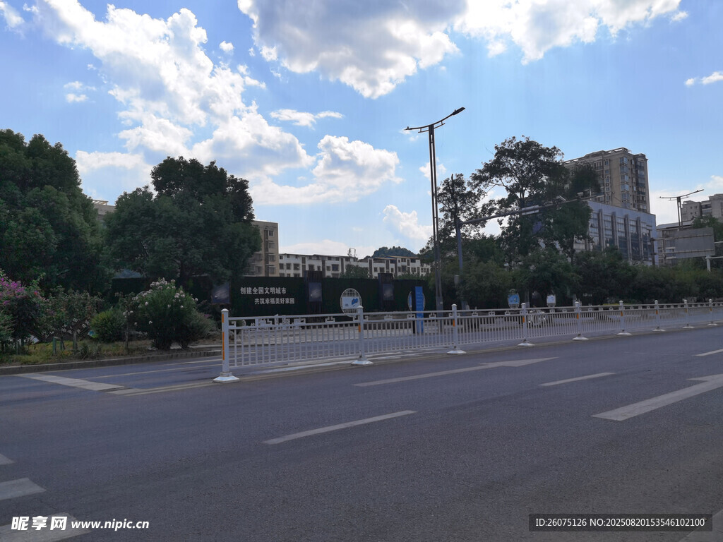 城市街道空旷景象