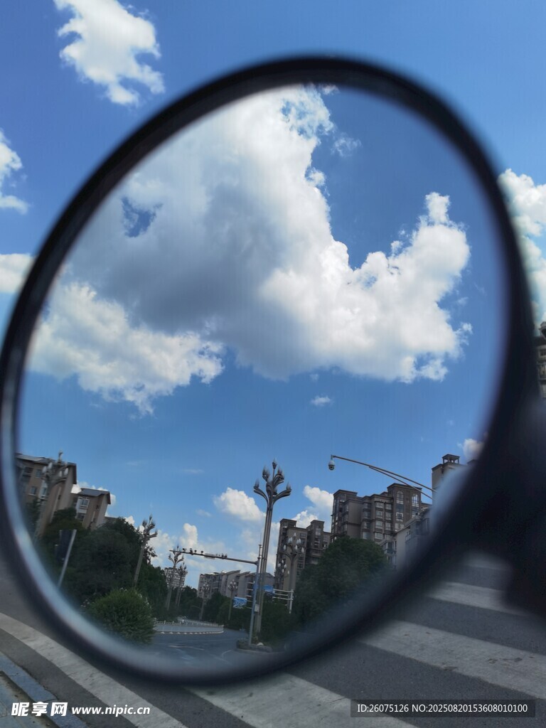 后视镜中的蓝天白云街道