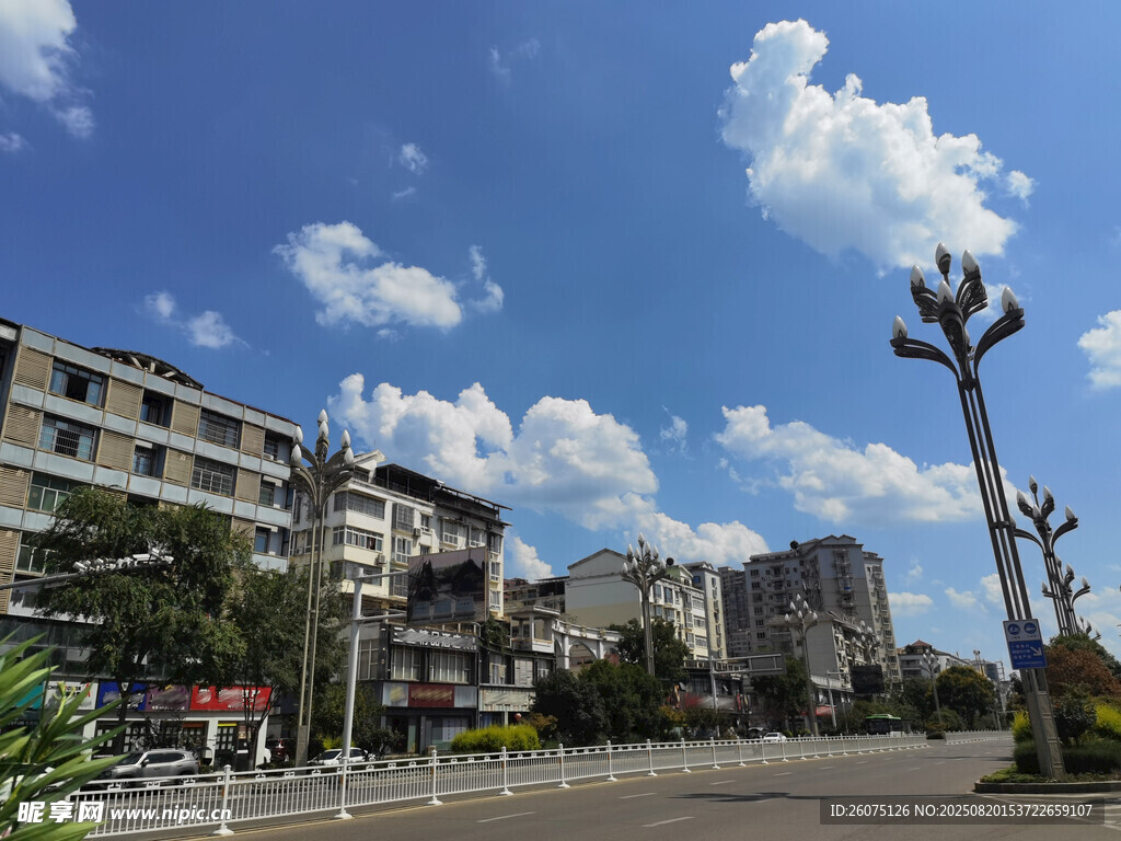 城市街道蓝天白云风景图