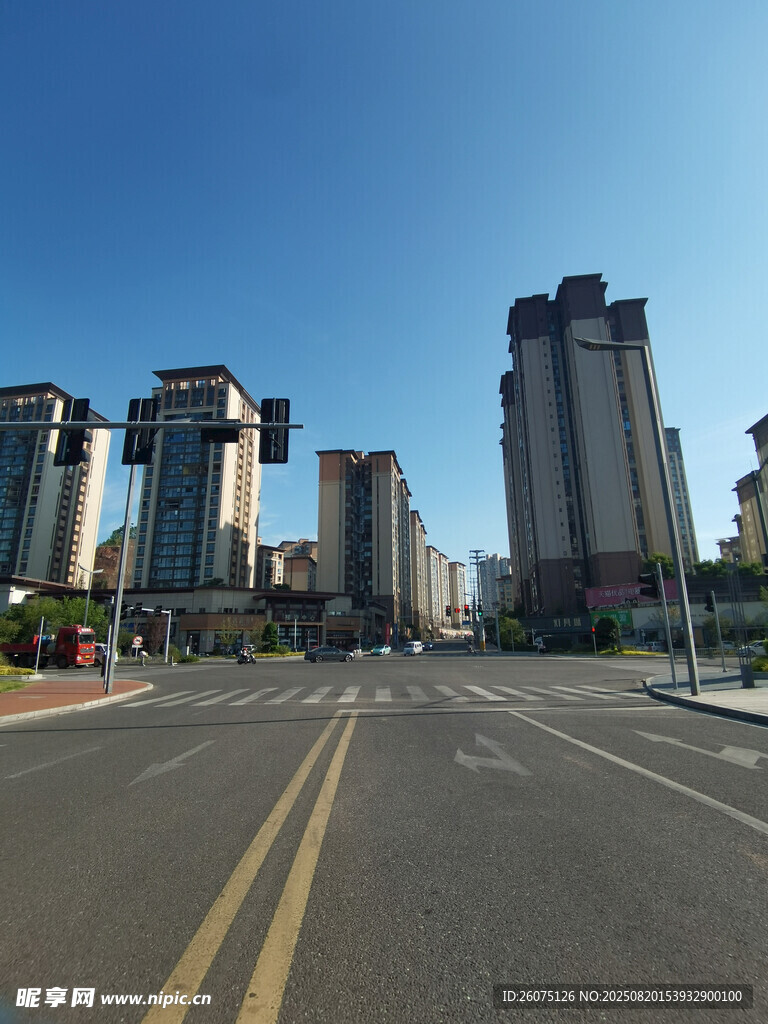 城市宽阔道路与高楼景观