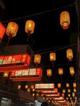夜晚街头的璀璨灯笼景观