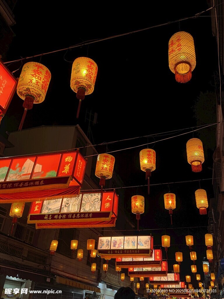 夜晚街头的璀璨灯笼景观