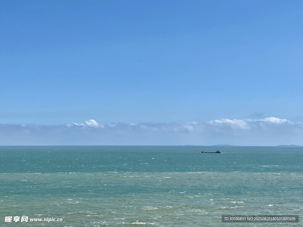 碧海蓝天的辽阔海景