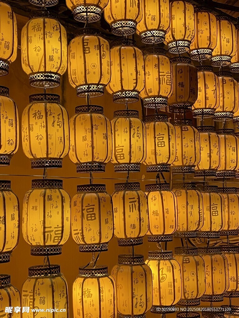 传统日式灯笼整齐排列