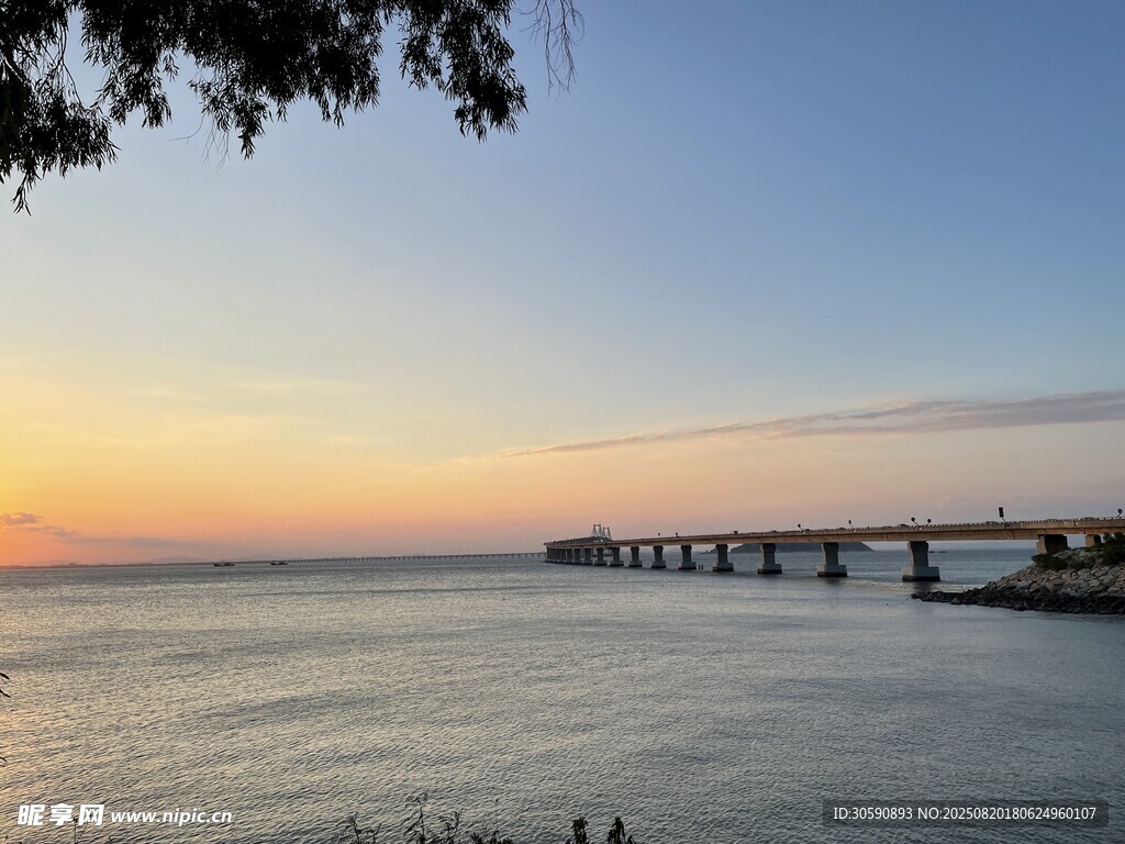 海边日落时的长桥美景