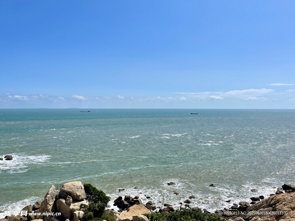 海边礁石旁的壮阔海景