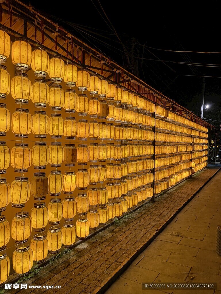 夜间排列整齐的黄色灯笼