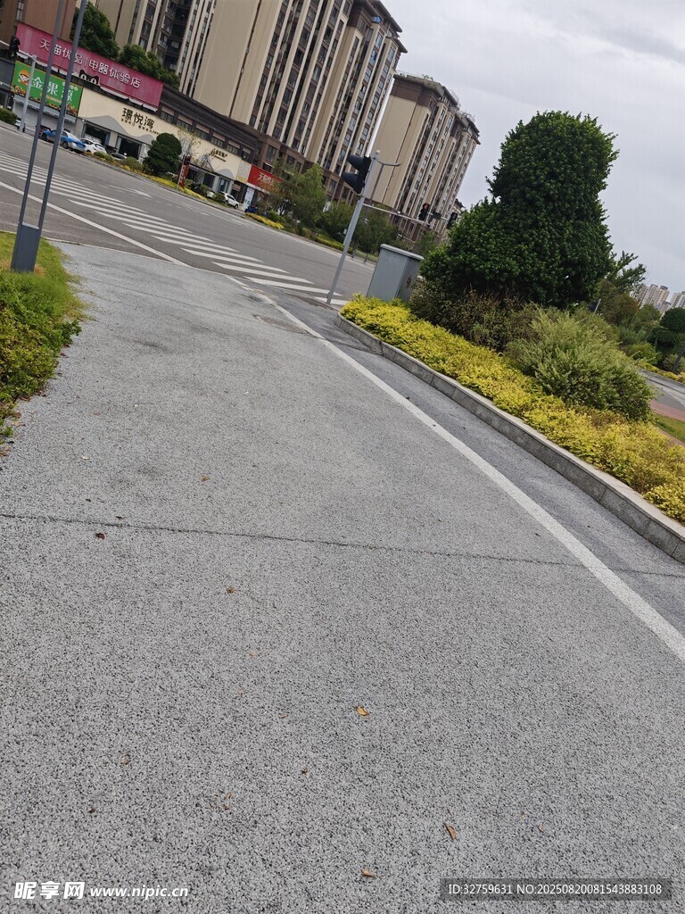小区旁的宽阔道路