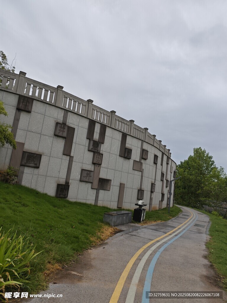 灰白建筑旁的双黄线道路
