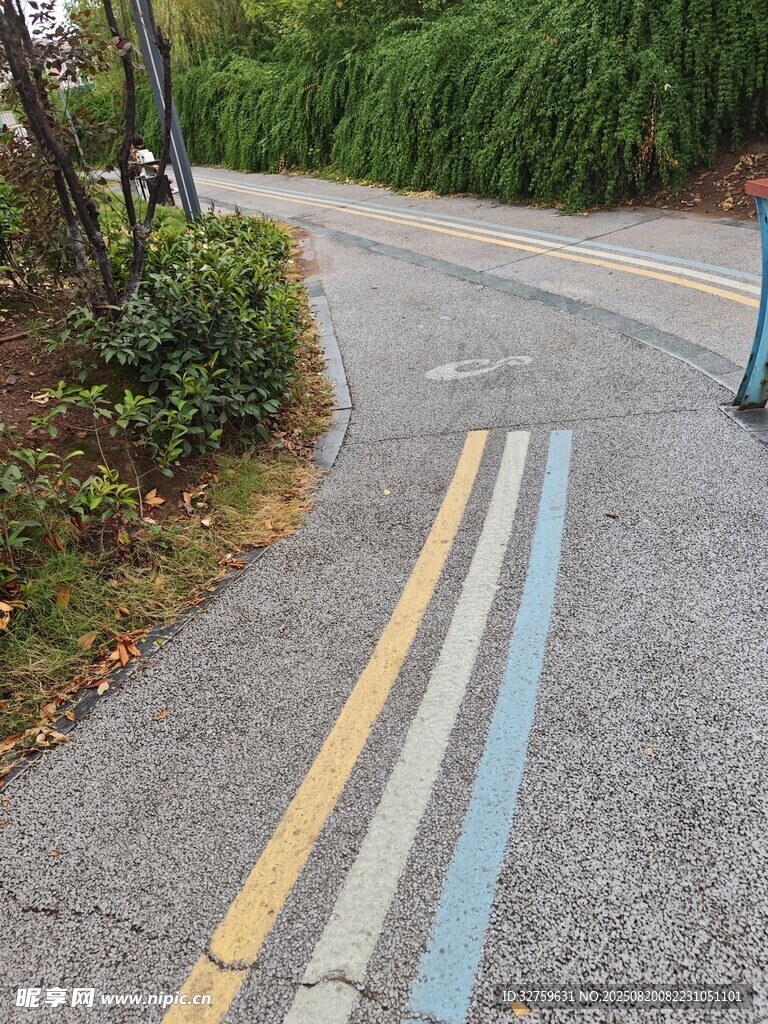 道路上的彩色标线