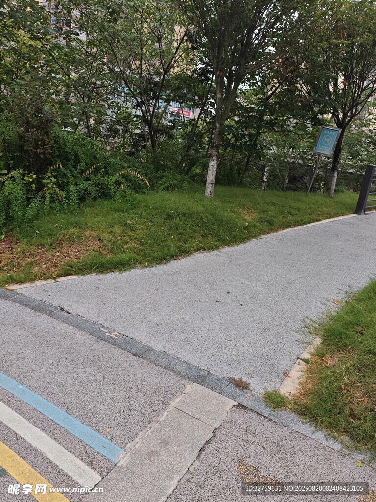城市中的宁静步道景观