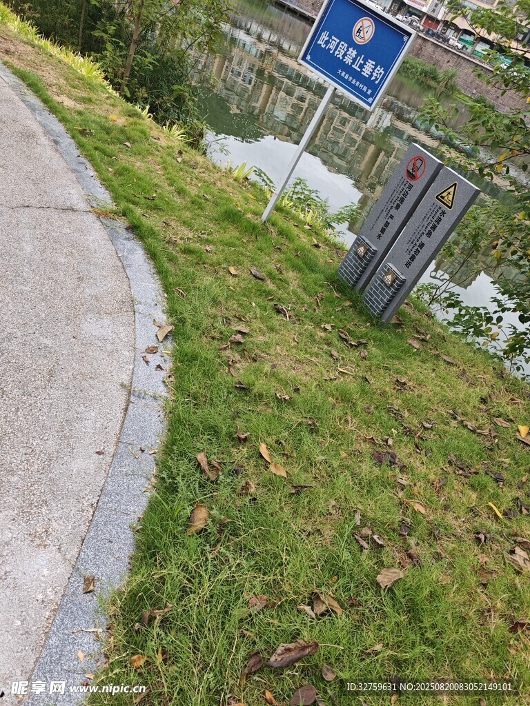 路边草地旁的蓝色指示牌