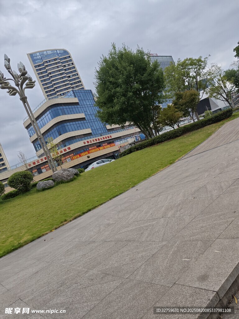 城市中现代建筑与绿地景观