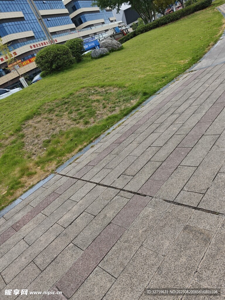 城市中铺设整齐的步道