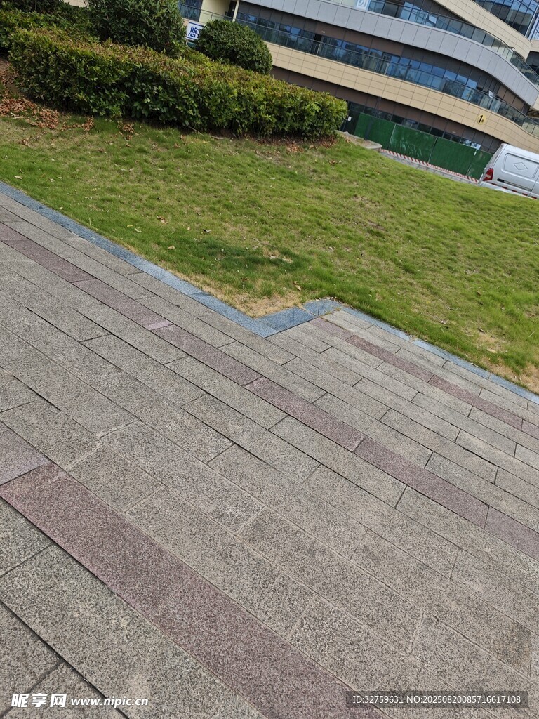 户外砖石步道与绿地景观