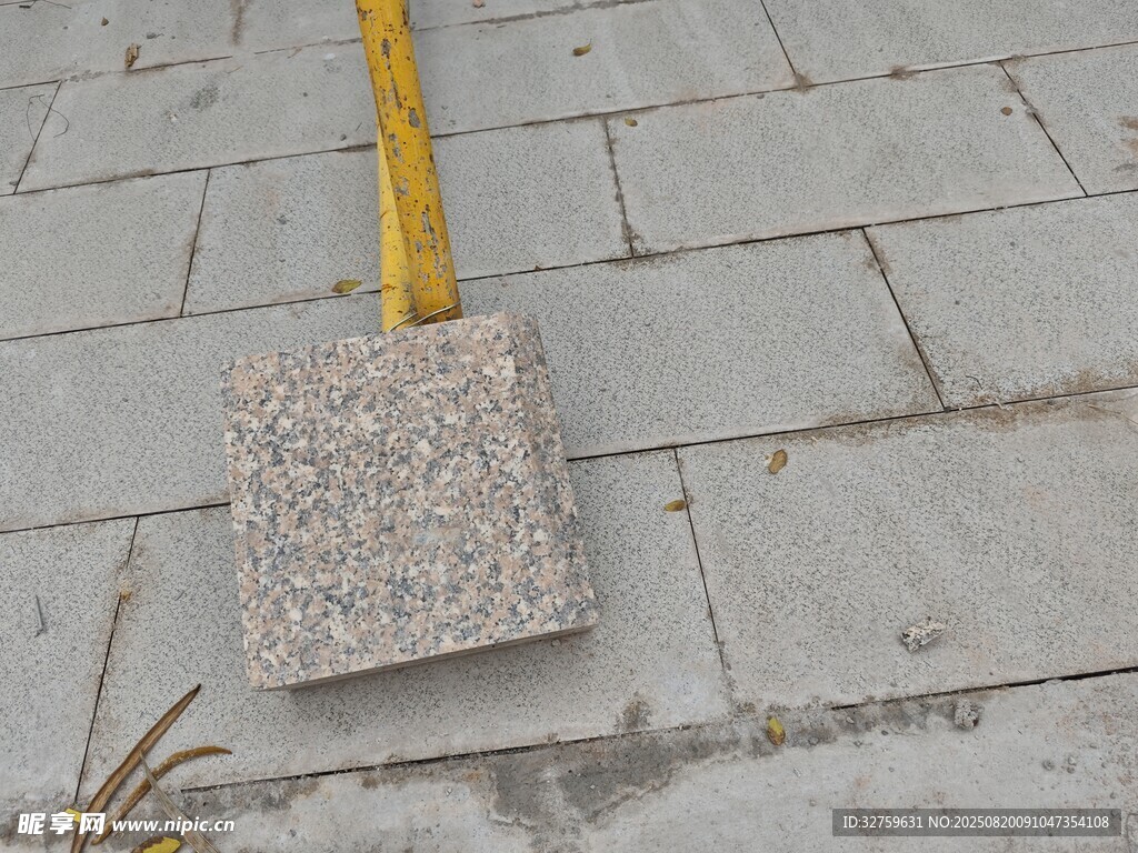 灰色石材样品置于地面
