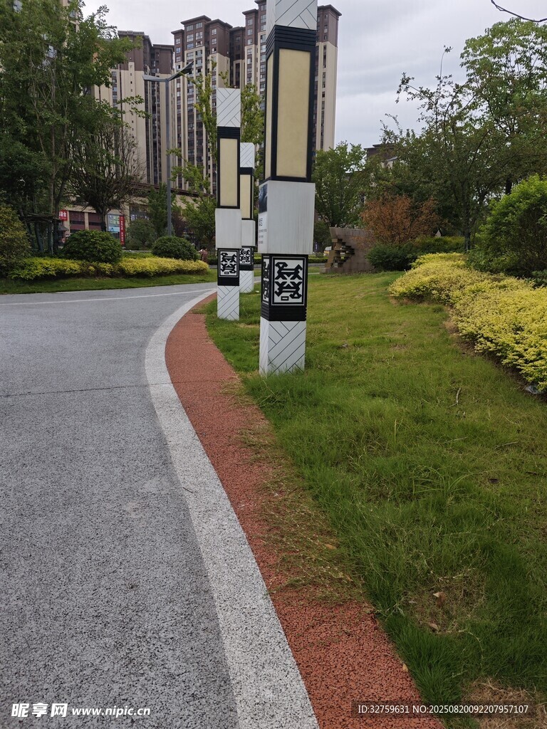 小区道路旁的景观灯