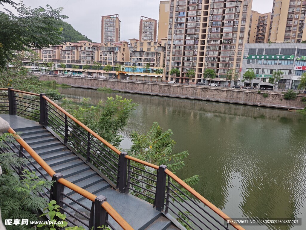 河畔木质步道与城市景观