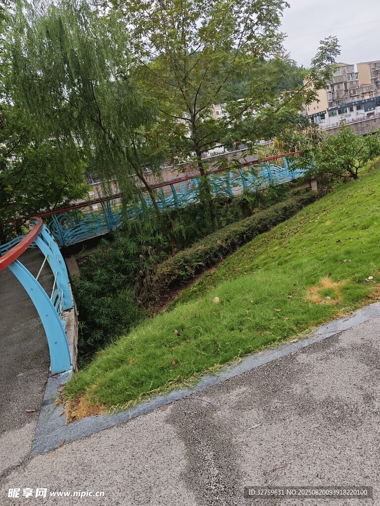 户外绿植环绕的休闲区域