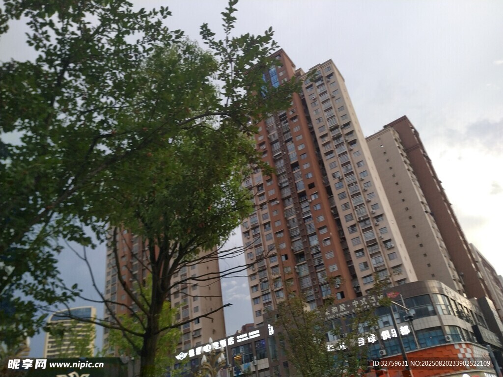城市中高耸的住宅楼