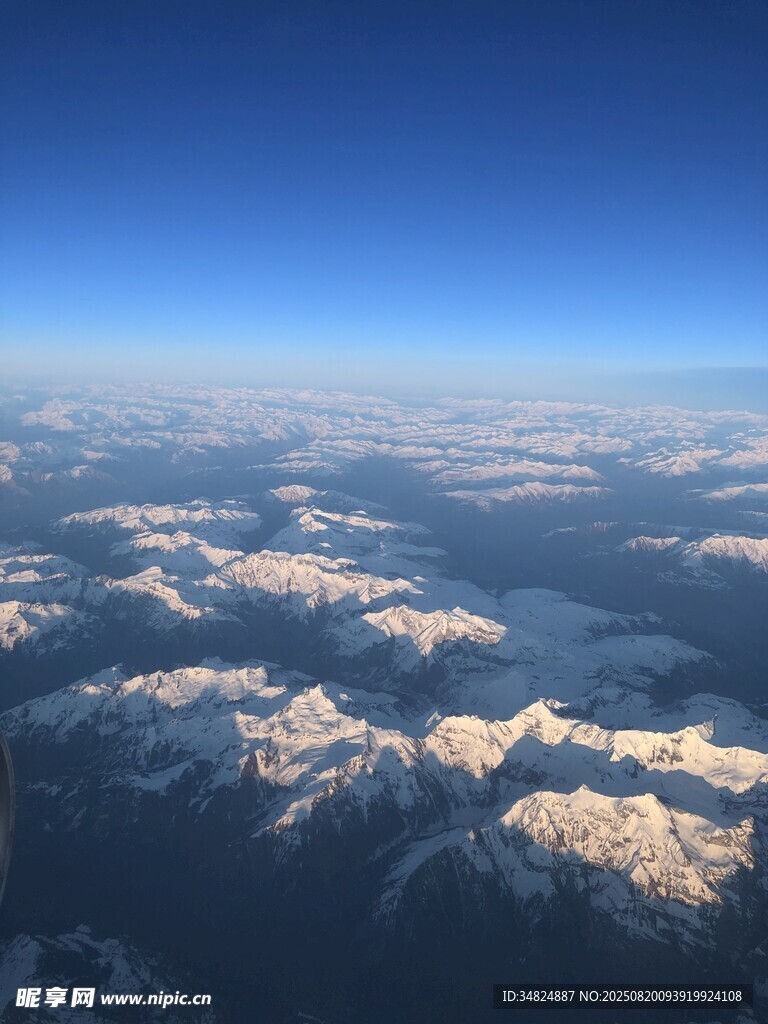 高空俯瞰壮丽雪山景观